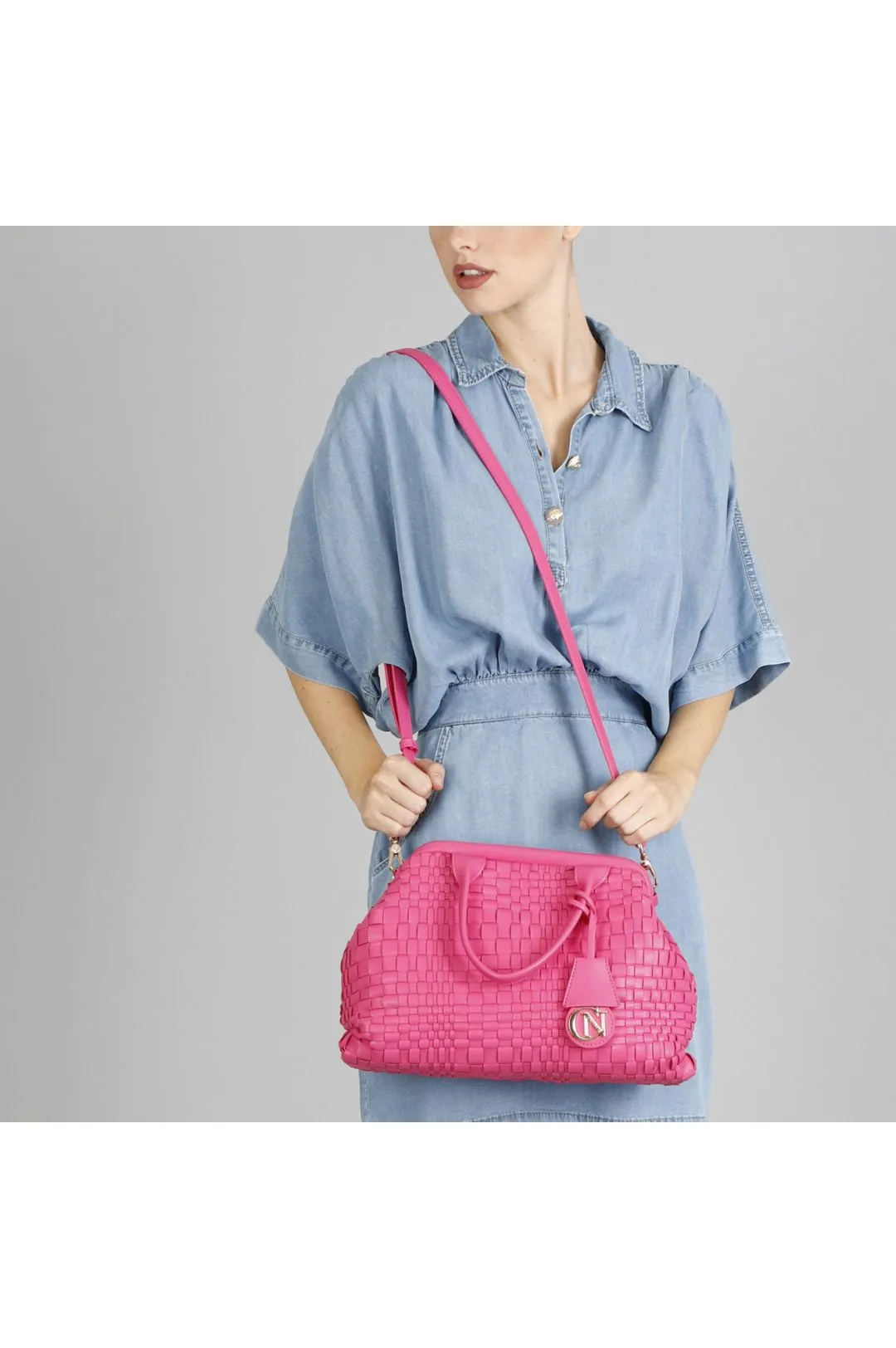 bauletto con intreccio irregolare e logo cafènoir fuxia