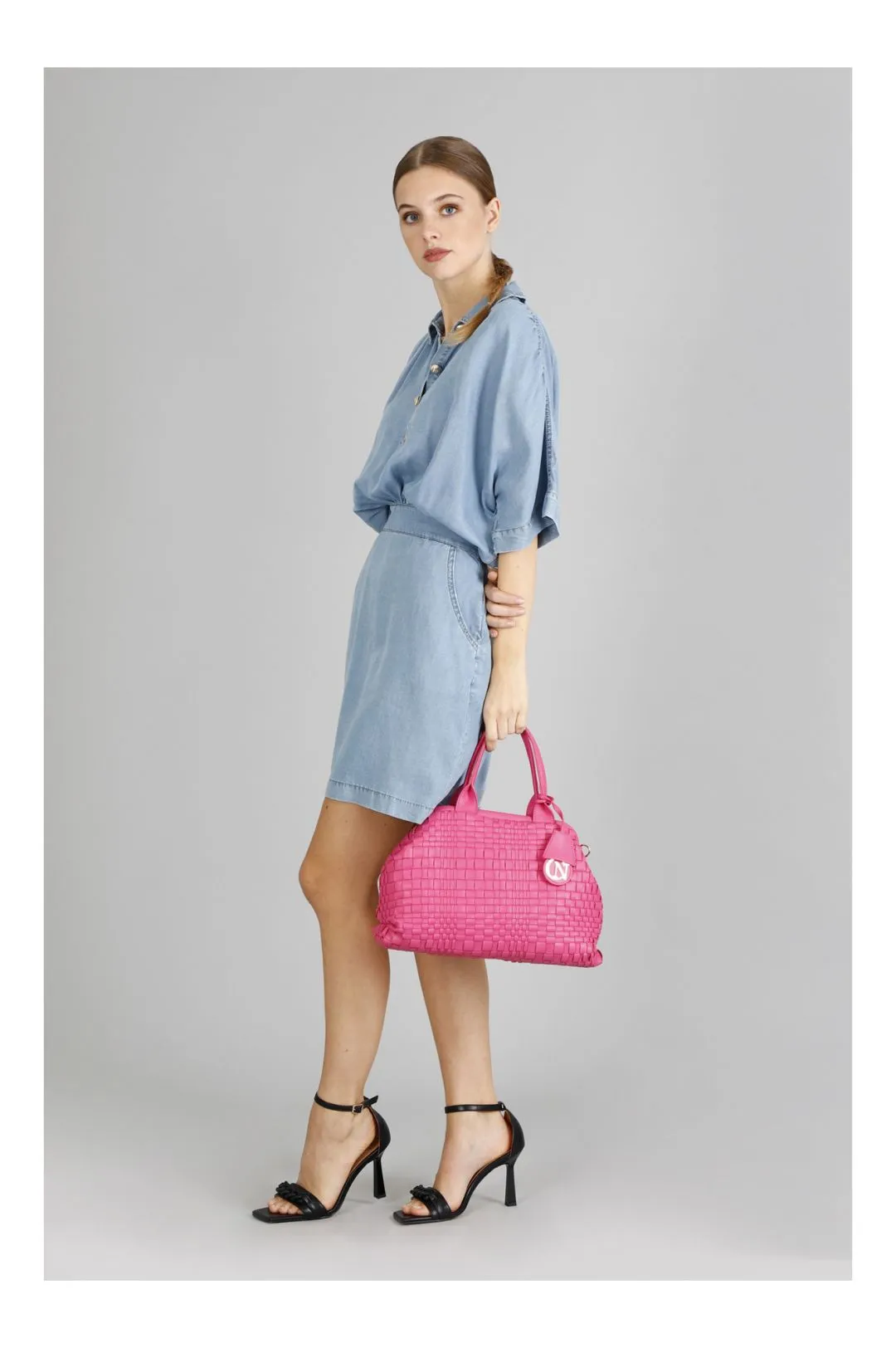 bauletto con intreccio irregolare e logo cafènoir fuxia