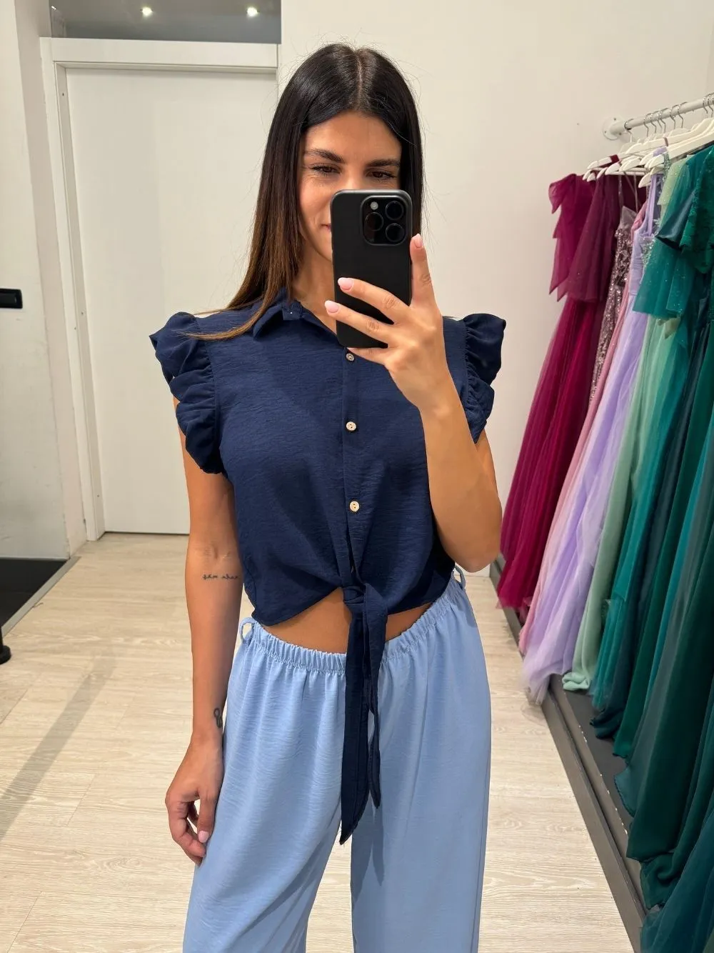 Camicia con manica volant e fiocco