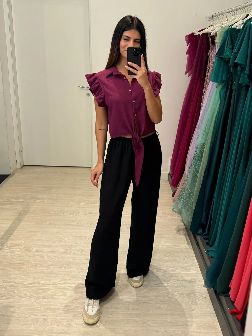 Camicia con manica volant e fiocco