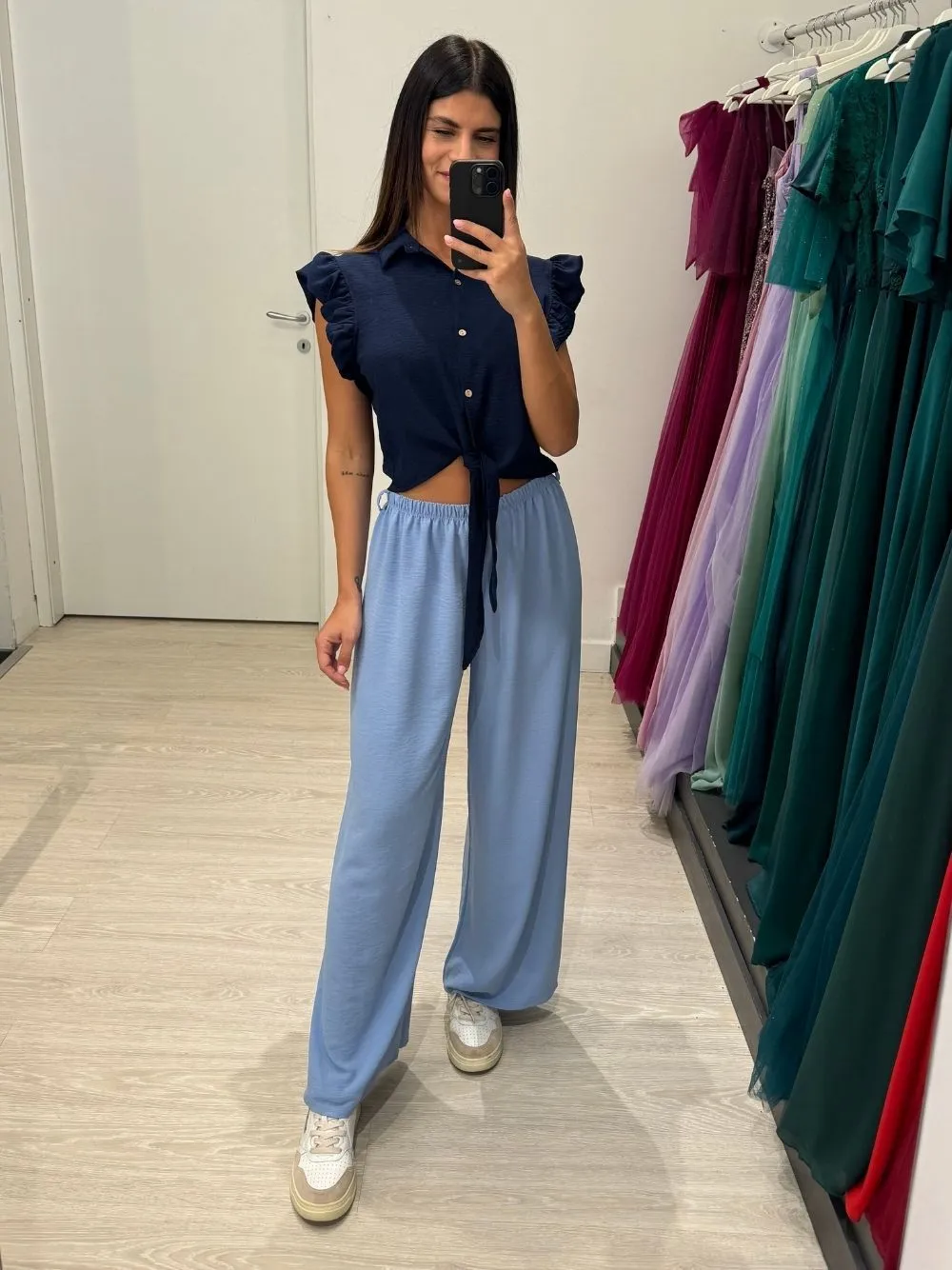 Camicia con manica volant e fiocco