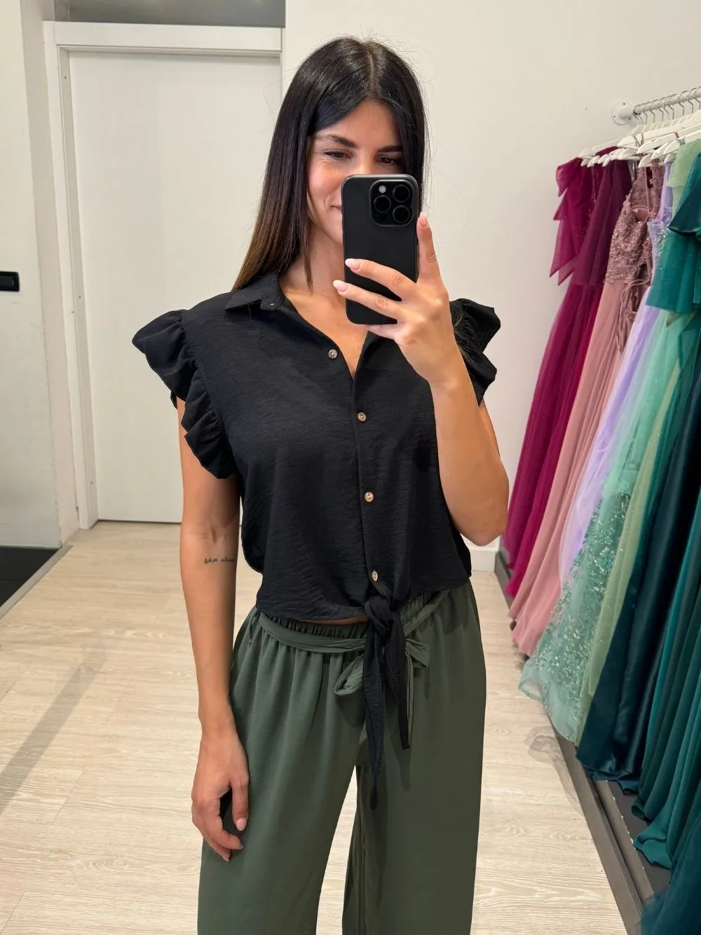 Camicia con manica volant e fiocco