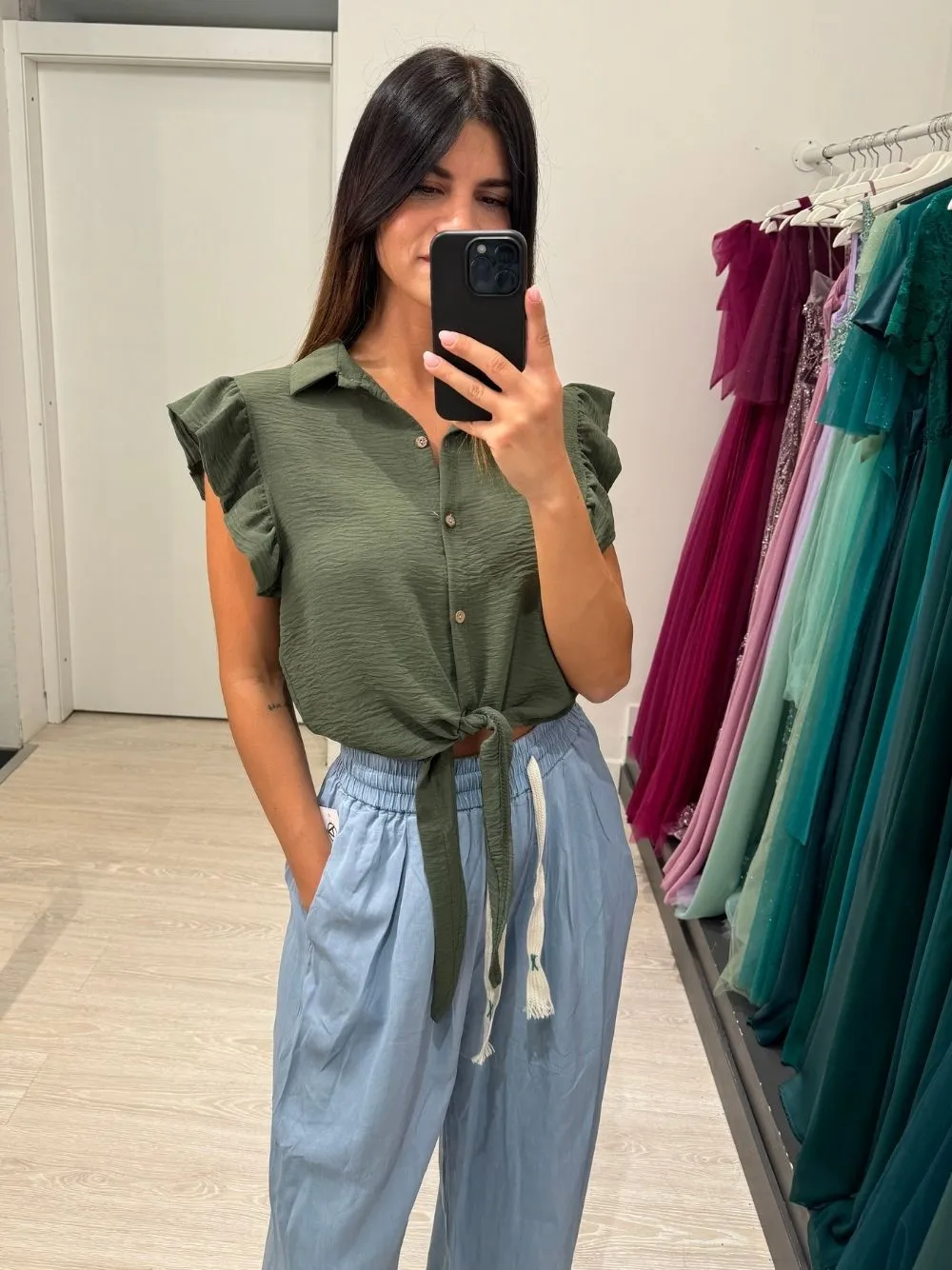 Camicia con manica volant e fiocco