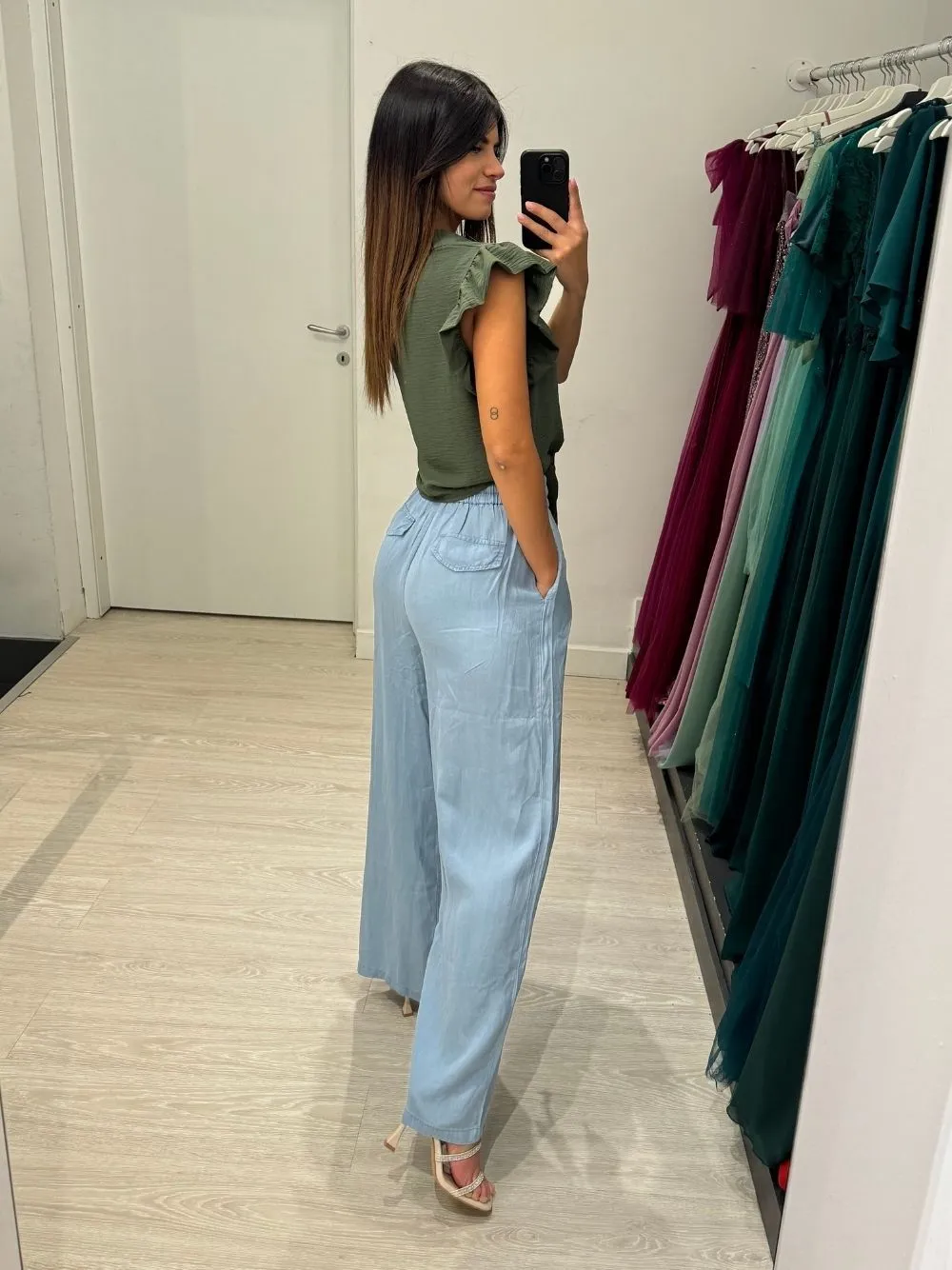 Camicia con manica volant e fiocco