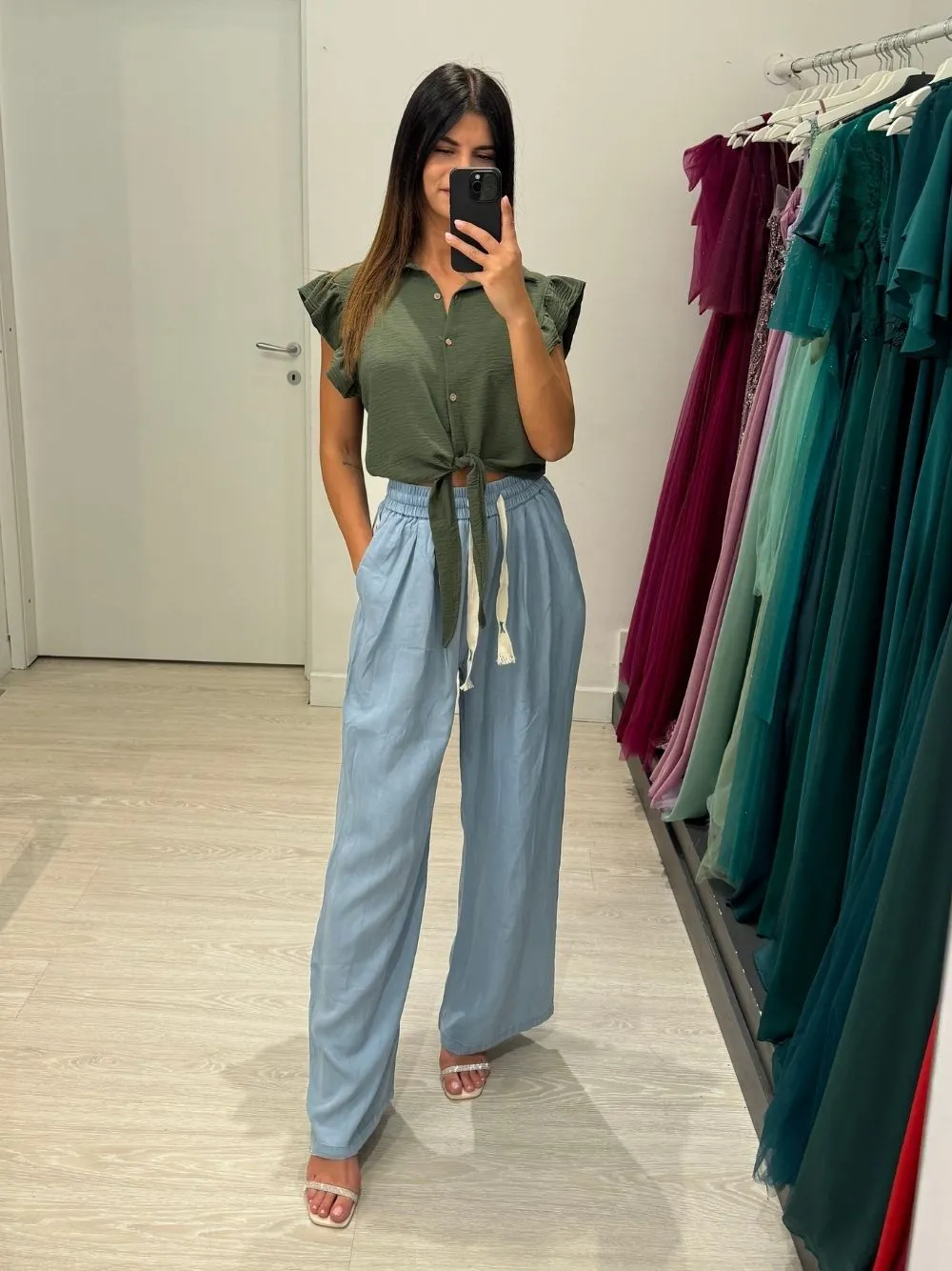 Camicia con manica volant e fiocco