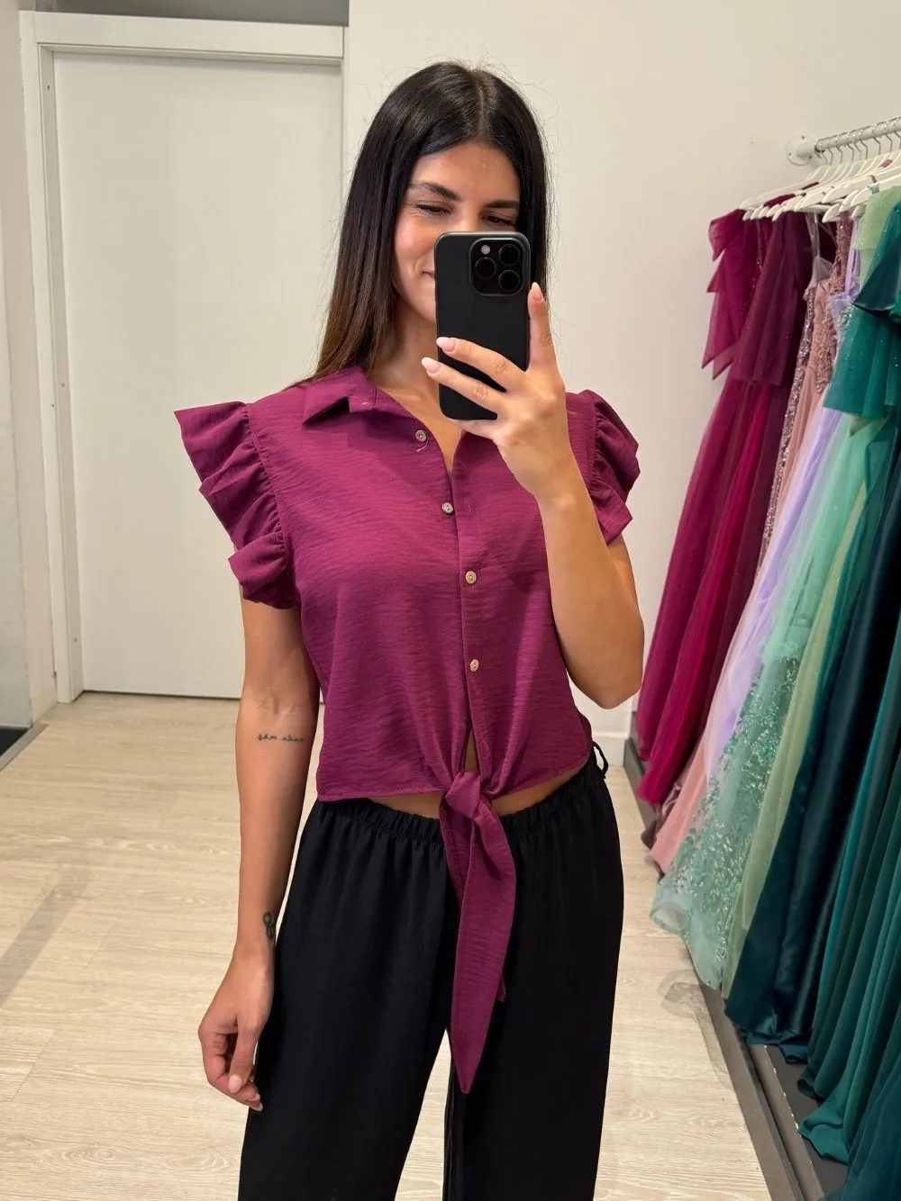 Camicia con manica volant e fiocco