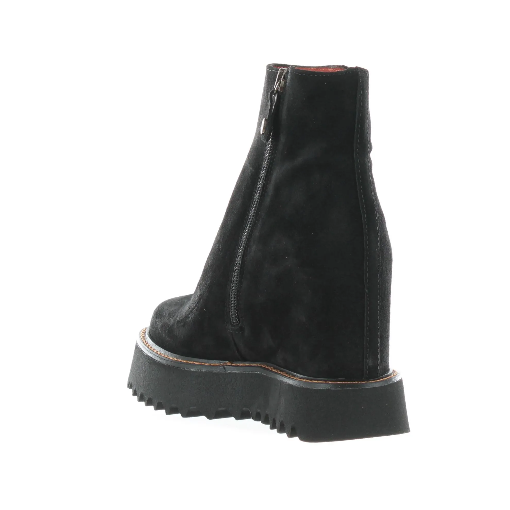 Stivaletto in camoscio con zeppa interna